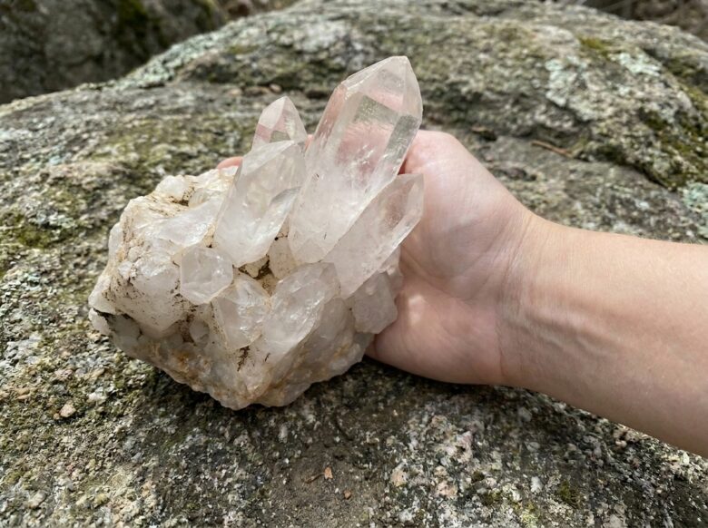 水晶の結晶と人の手
