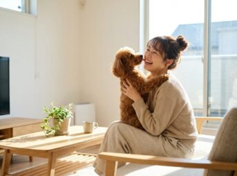 愛情あふれる犬と飼い主