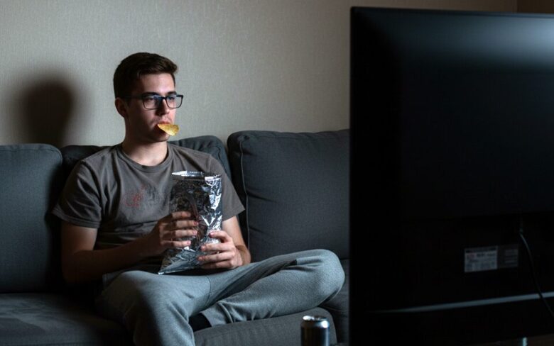 呆然とする男性