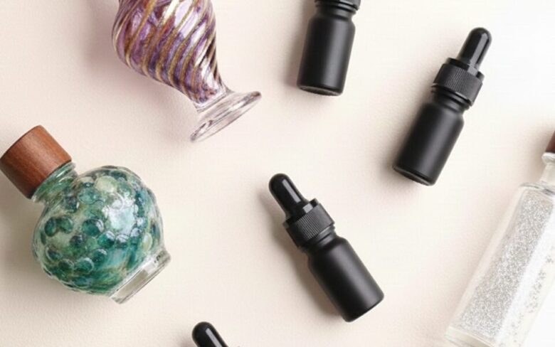 小瓶と香油ボトル