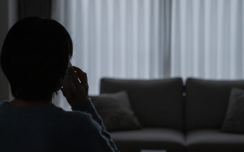 悩み相談する女性