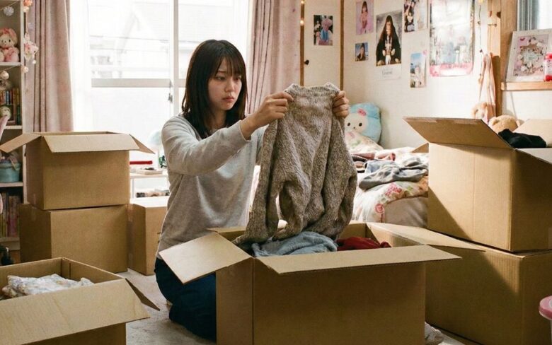 アイテム整理中の女性