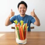 野菜を採って元気な男性