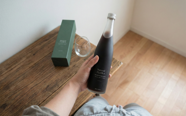 商品を手に取る女性