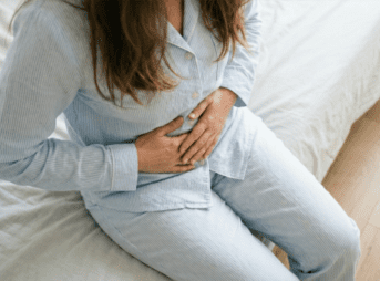 お腹をさする女性