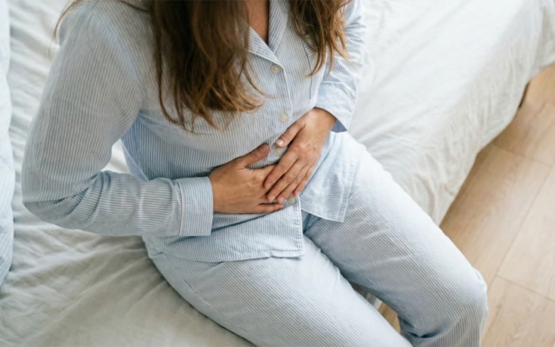 お腹をさする女性