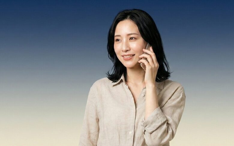 気軽に電話する女性