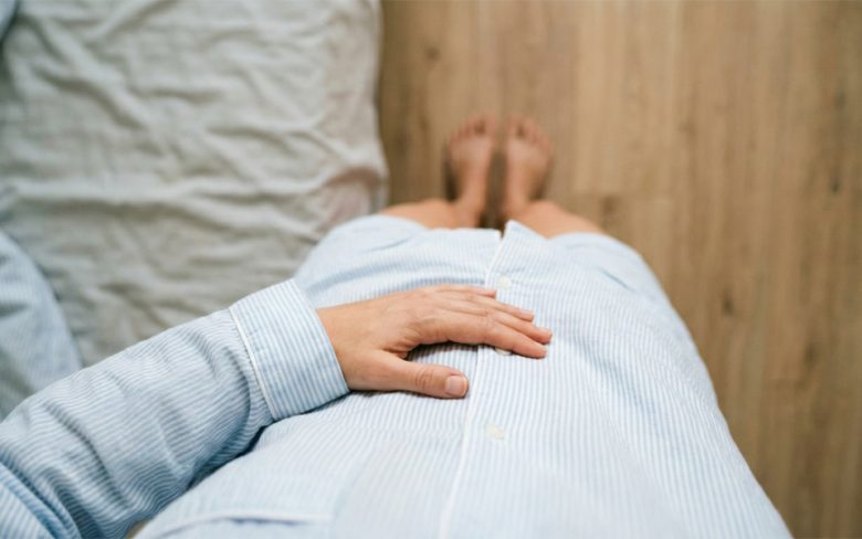 お腹を触る女性