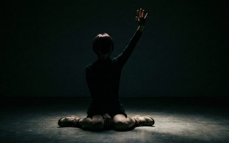 助けを求める女性