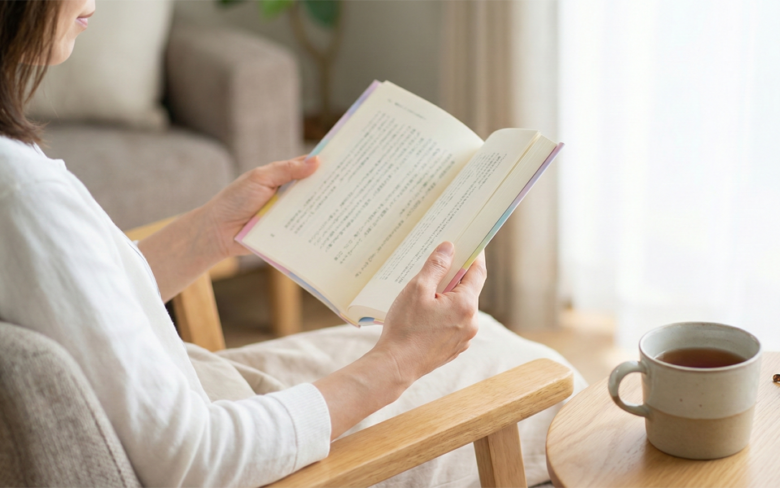 自宅で読書する女性