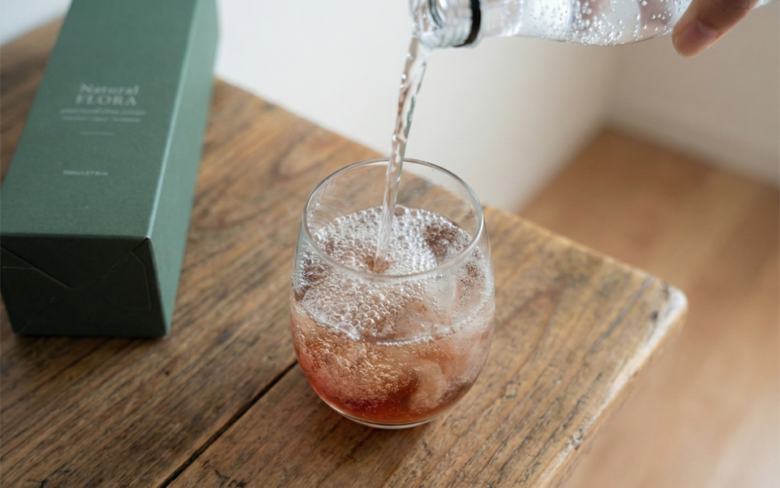 コップに炭酸水を注ぐ