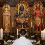 神神しい仏殿の間と女性