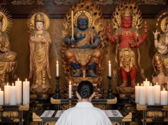 神神しい仏殿の間と女性