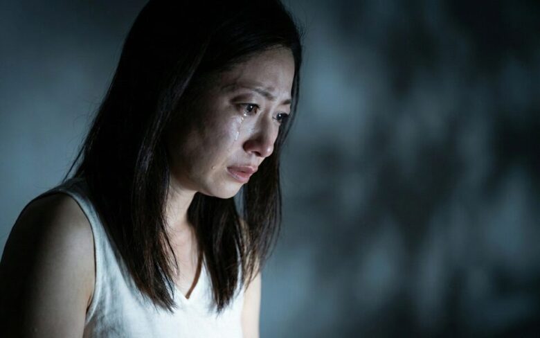 不安で泣く女性