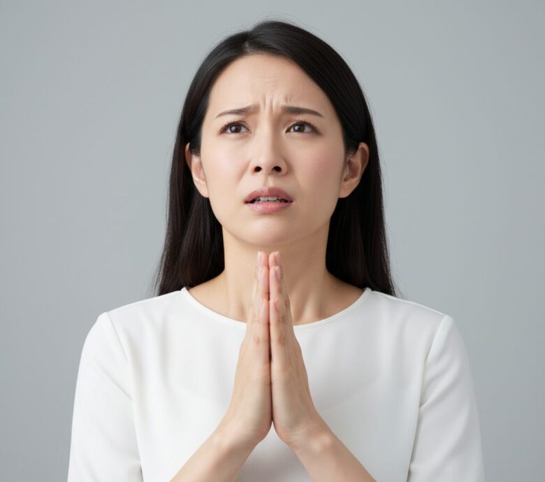 必死に拝む女性