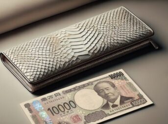 一万円のお札と蛇柄財布
