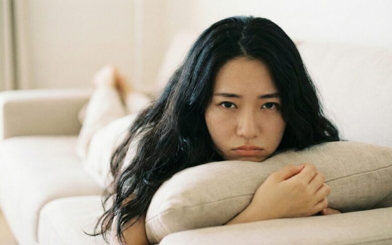 ふてくされる女性