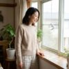 アイテムを眺める女性